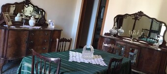 Mariuccias hus med gårdsplads og sikker parkering