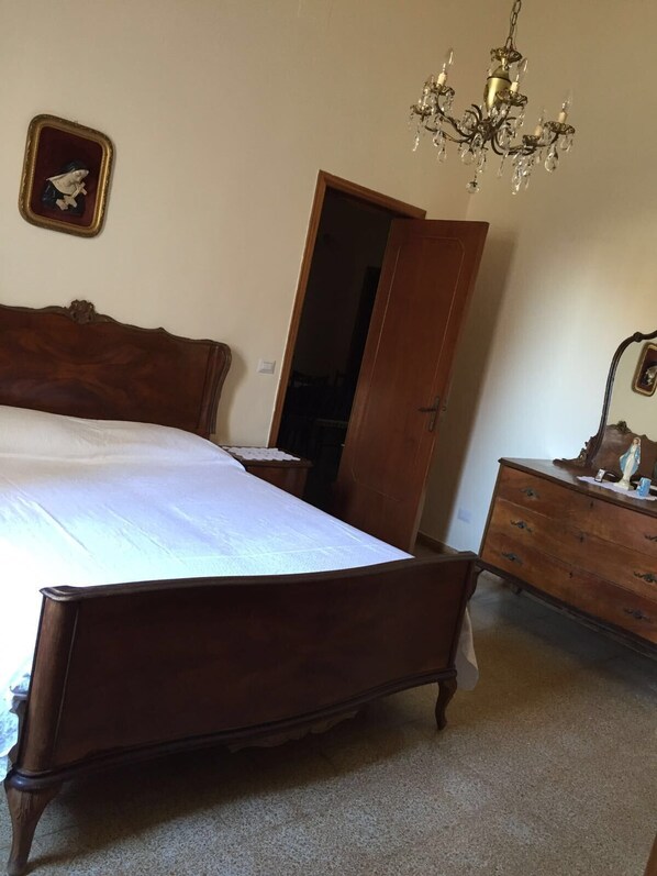 2 bedrooms, iron/ironing board, bed sheets