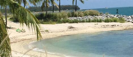 Playa en los alrededores y toallas de playa
