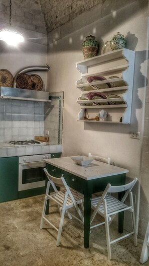 Réfrigérateur, four, plaque de cuisson, cafetière/bouilloire