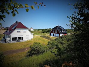 Exterior - Exclusive holiday home near the beach with whirlpool, 3 bedrooms, fireplace, WiFi, garage (Dranske-Lanken)