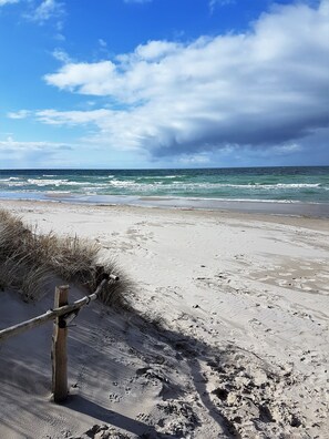 Beach nearby - Exclusive holiday home near the beach with whirlpool, 3 bedrooms, fireplace, WiFi, garage (Dranske-Lanken)