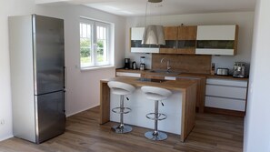 Fridge, oven, stovetop, dishwasher