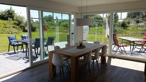 Dining - Exclusive holiday home near the beach with whirlpool, 3 bedrooms, fireplace, WiFi, garage (Dranske-Lanken)