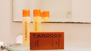 Regadera, toallas, jabón, shampoo