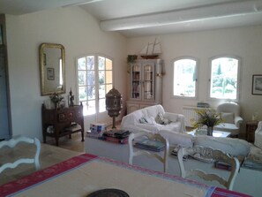 3 slaapkamers, een strijkplank/strijkijzer, wifi, beddengoed