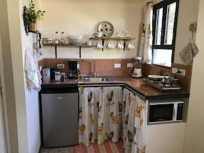 Kühlschrank, Mikrowelle, Herdplatte, Wasserkocher mit Kaffee-/Teezubehör
