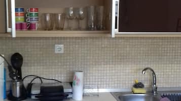 Réfrigérateur, four, cafetière/bouilloire, bouilloire électrique