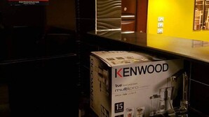 Une cuisine équipée d’un robot culinaire Kenwood Multipro Compact, d’un réfrigérateur Hitachi et d’un évier.