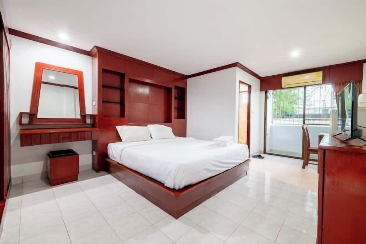 Premium bedding, pillow-top beds, in-room safe, individually decorated