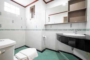Senior Double Room | Bathroom | Shower, free toiletries, towels