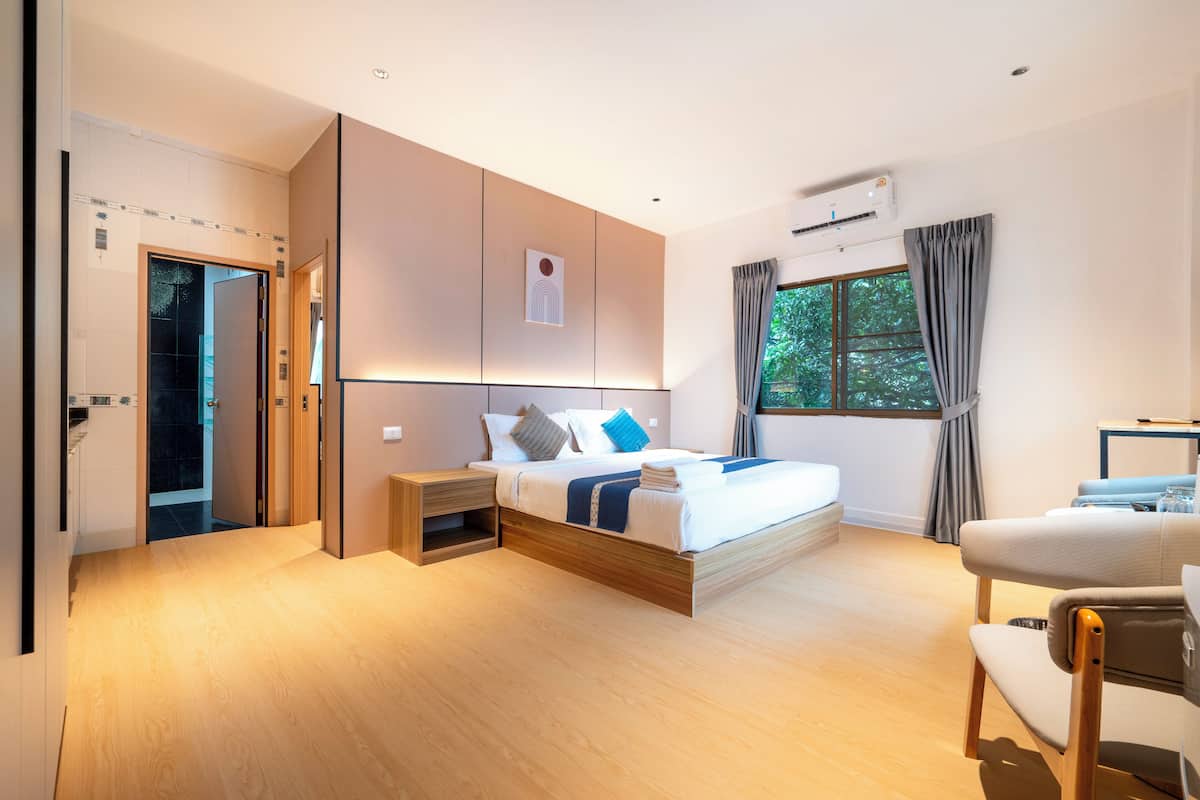 Family Studio | Private kitchen | Full-sized fridge, microwave, oven, electric kettle
