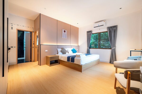 Family Studio | Private kitchen | Full-sized fridge, microwave, oven, electric kettle