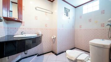 Standard Double Room | Bathroom | Shower, free toiletries, towels