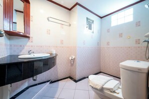 Standard Double Room | Bathroom | Shower, free toiletries, towels