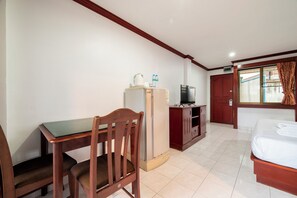 Habitación estándar doble | Sala de estar | Una televisión de pantalla plana