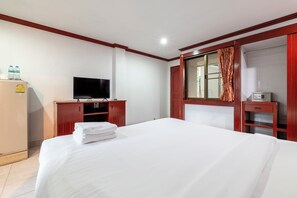 Habitación estándar doble | Sala de estar | Una televisión de pantalla plana