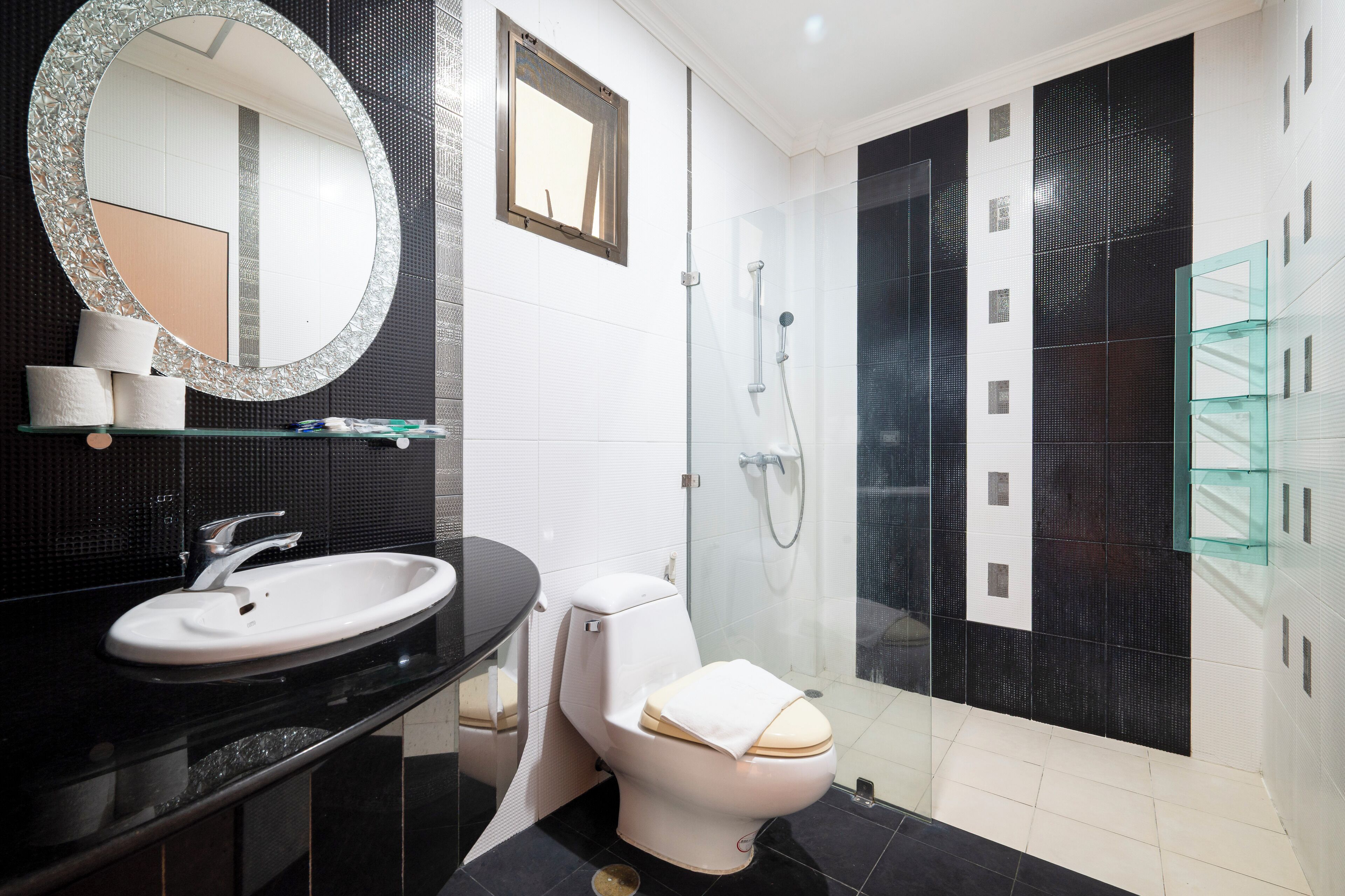 Family Studio | Bathroom | Shower, free toiletries, towels