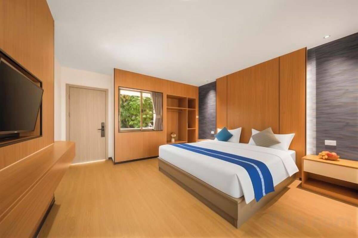 Premium bedding, pillowtop beds, in-room safe, laptop workspace