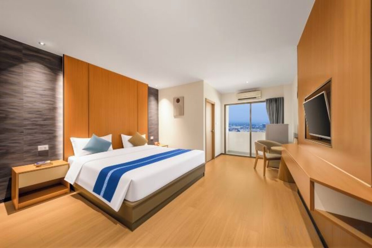 Premium bedding, pillowtop beds, in-room safe, laptop workspace