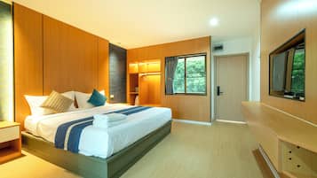 أغطية فراش متميزة وأسرّة بطبقة علوية مريحة وخزنة داخل الغرفة