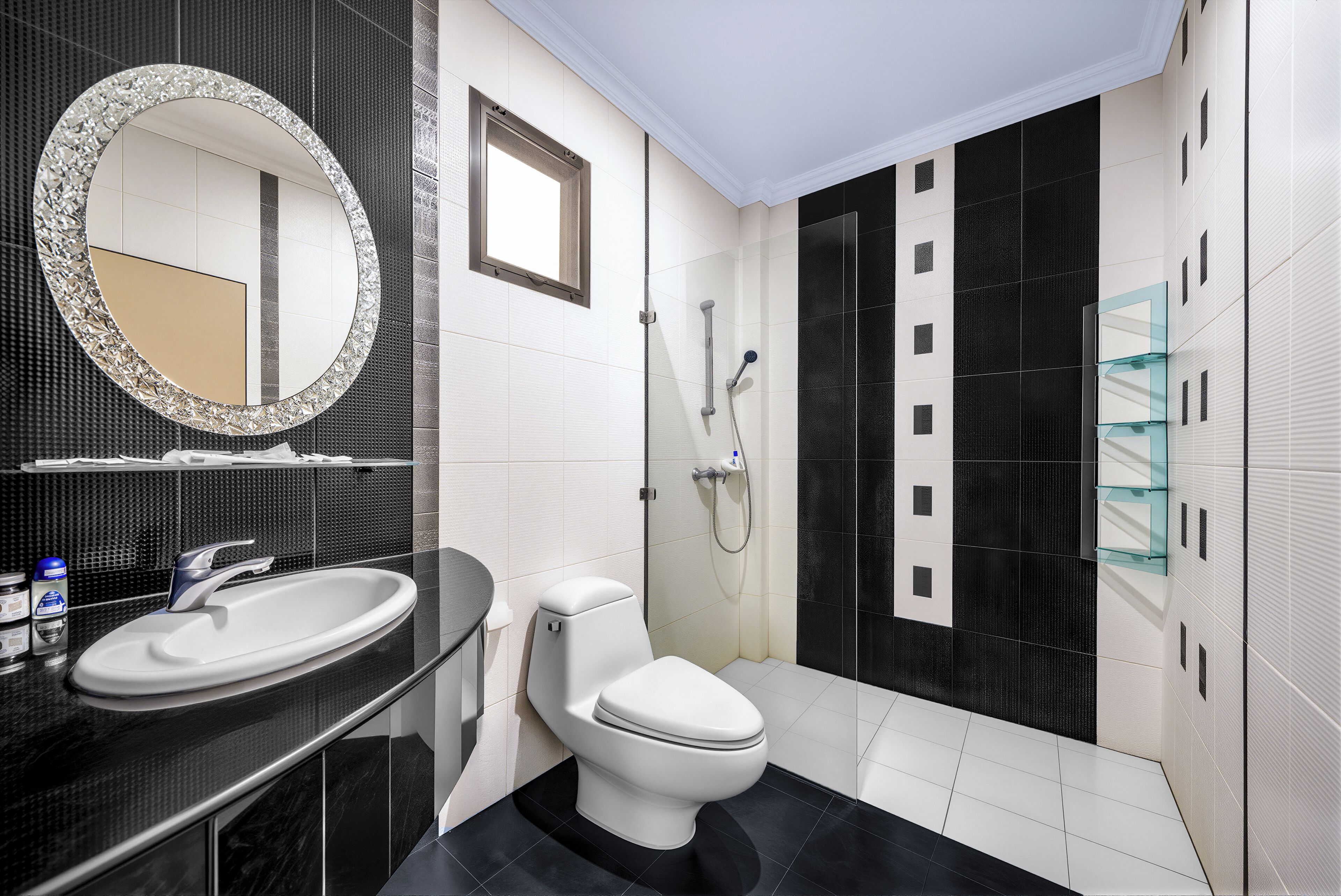 Familie studio | Badkamer | Een douche, gratis toiletartikelen, handdoeken