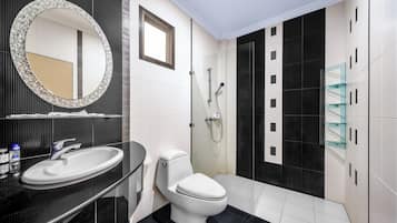 Familie studio | Badkamer | Een douche, gratis toiletartikelen, handdoeken