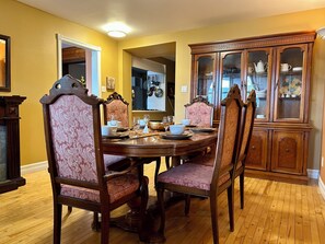 Dining - Spacious 2 Bedroom Mid-Downtown Apartment. Fully Furnished & Equipped. (St. John's)