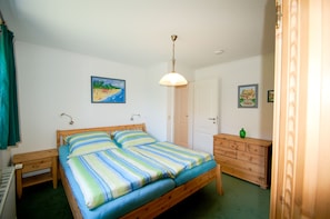 4 habitaciones, tabla de planchar con plancha, cuna de viaje y wifi