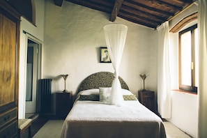 15 bedrooms, iron/ironing board, travel crib, free WiFi - Large Chianti Estate, Tuscany weddings, retreats, celebrations, workshops (Castellina in Chianti)