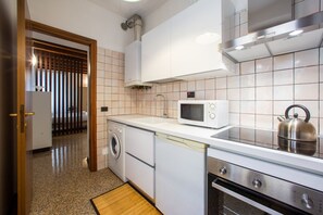 Kühlschrank, Mikrowelle, Herdplatte, Kochgeschirr/Geschirr/Besteck