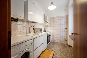 Fridge, microwave, stovetop, cookware/dishes/utensils