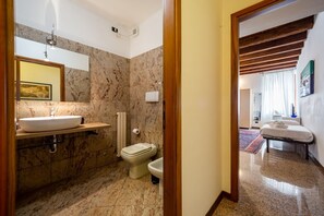 Ensemble douche/baignoire, sèche-cheveux, bidet, serviettes fournies