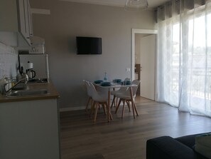 Kühlschrank, Ofen, Herdplatte, Wasserkocher mit Kaffee-/Teezubehör