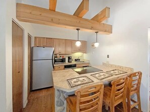 Réfrigérateur, four à micro-ondes, un four, surface de cuisson