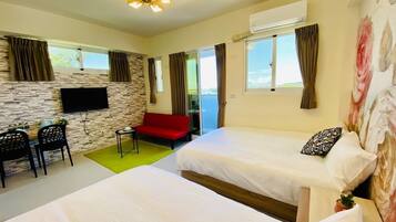 Design Quadruple Room | Blackout drapes, free WiFi, bed sheets