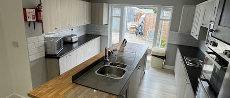 Einzelzimmer, Gemeinschaftsbad, Blick auf den Innenhof | Gemeinschaftsküche