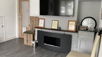 Single Room, Shared Bathroom, Courtyard View | Lobby