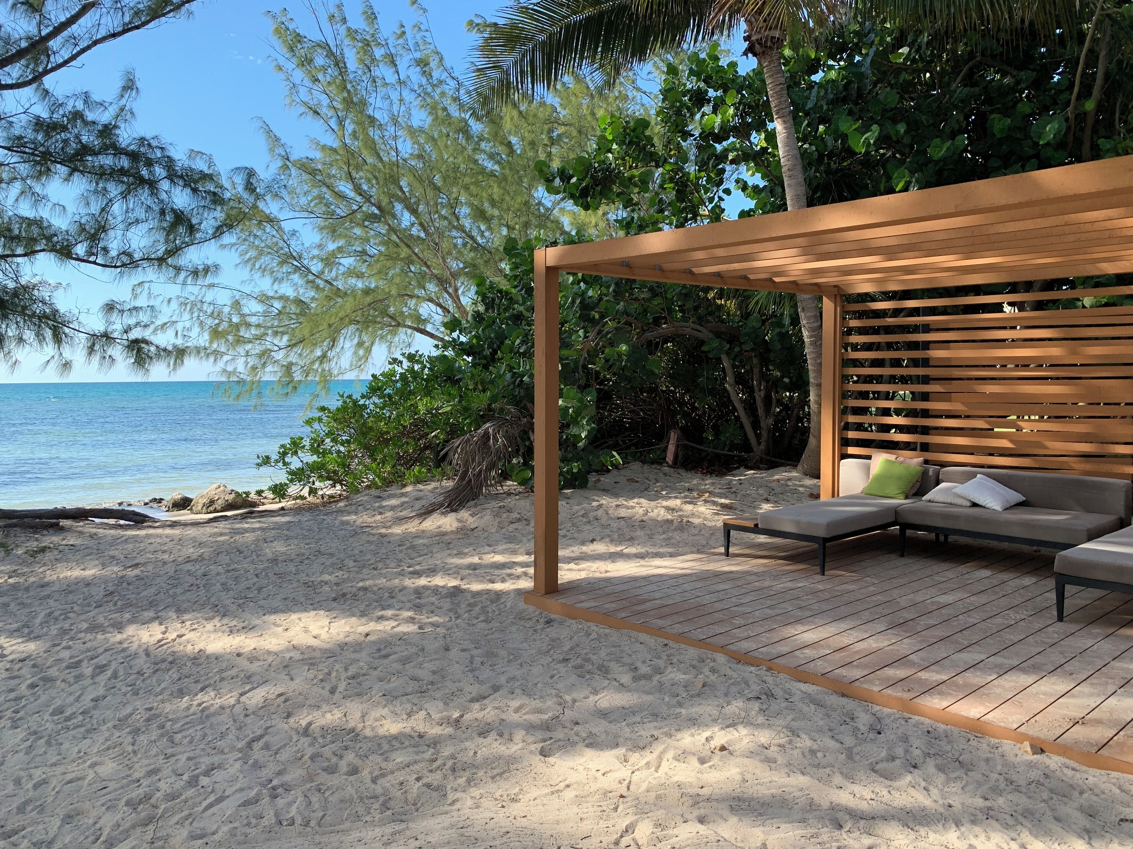 على الشاطئ، كراسي للتشمس، مناشف للشاطئ