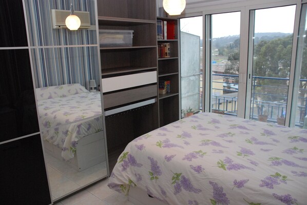 1 غرفة نوم ومكواة/لوح كي وسرير سفر وواي فاي مجانًا