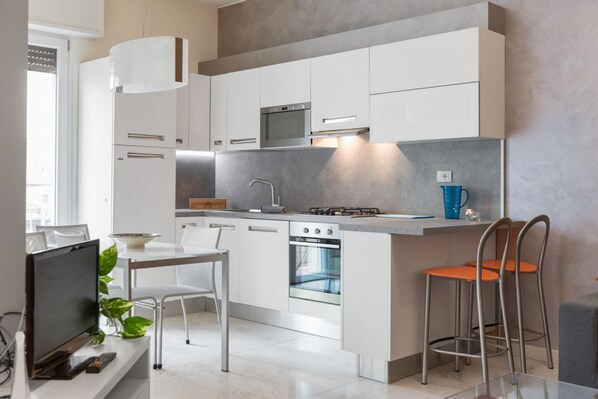 Frigorifero, microonde, forno, piano cottura
