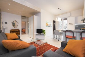 Flatskjerm-TV og bøker