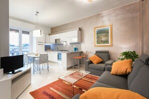 Flat-screen TV, books - Appartamento con due camere e balcone a due passi dall\'Arena (Verona)