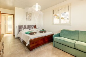 3 quartos, cofres nos quartos, ferros/tábuas de passar roupa