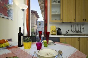 Kühlschrank, Mikrowelle, Ofen, Wasserkocher mit Kaffee-/Teezubehör