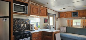 Refrigerador, microondas, horno y parrilla de estufa 