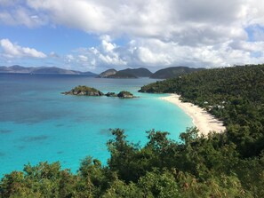 على الشاطئ، كراسي للتشمس، مناشف للشاطئ