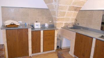 Fridge, oven, stovetop, coffee/tea maker