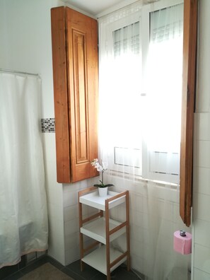 Combined shower/tub, hair dryer, towels - Typical apartment in the center of Lisbon, near the historic center (Unknown)