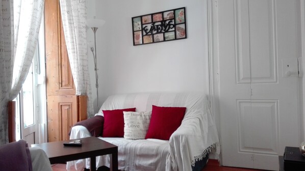 Smart TV, DVD player, music library - Typical apartment in the center of Lisbon, near the historic center (Unknown)